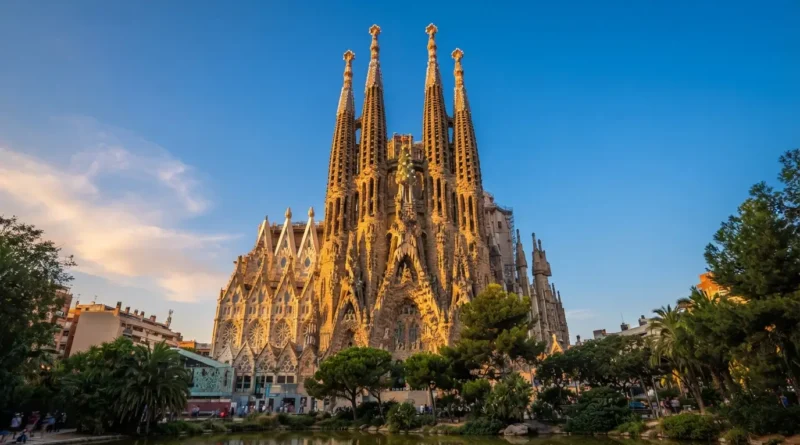 Barcelona must do Sagrada Familia and Park Güell mosaic architecture