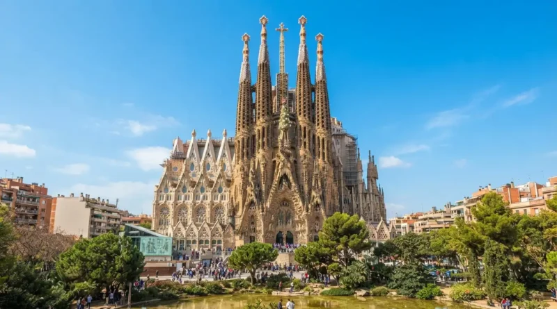 sagrada familia exterior facade must do attraction barcelona spain